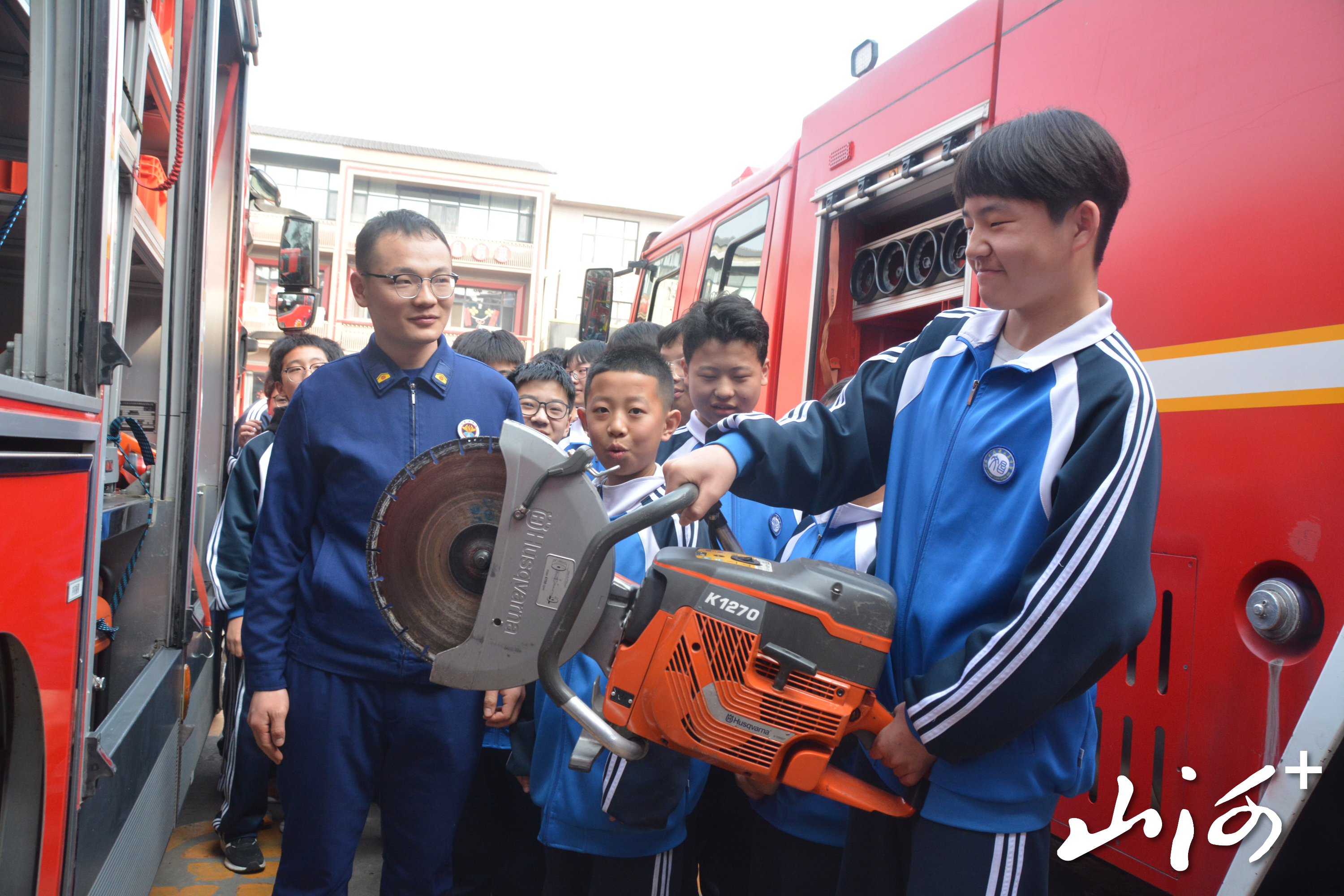 学生们体验消防器材