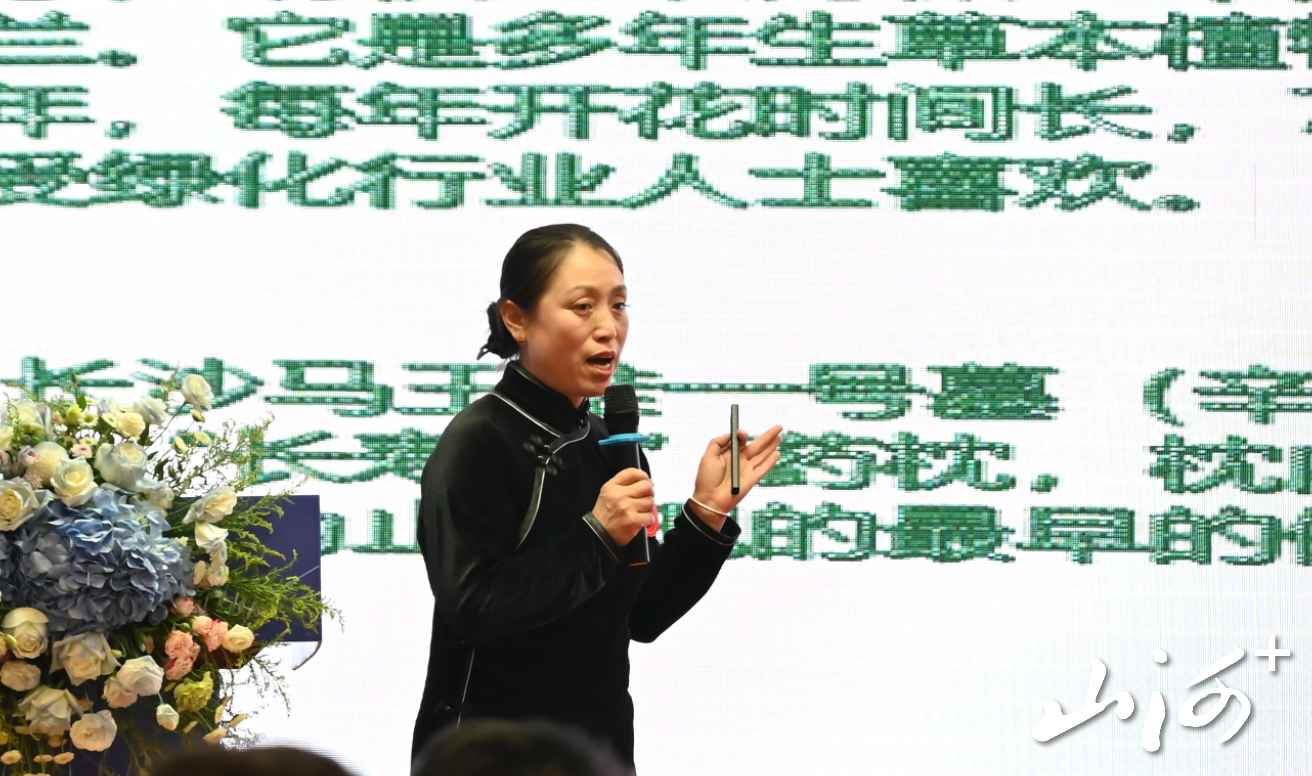 刘俊红正在介绍自己的产品。