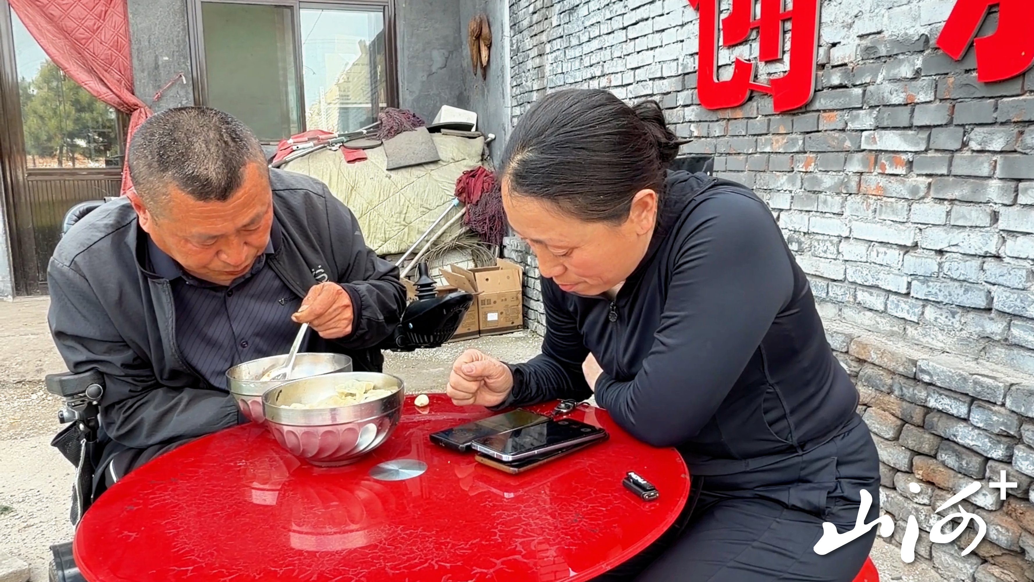 刘俊红给丈夫端好饺子后，接着忙业务