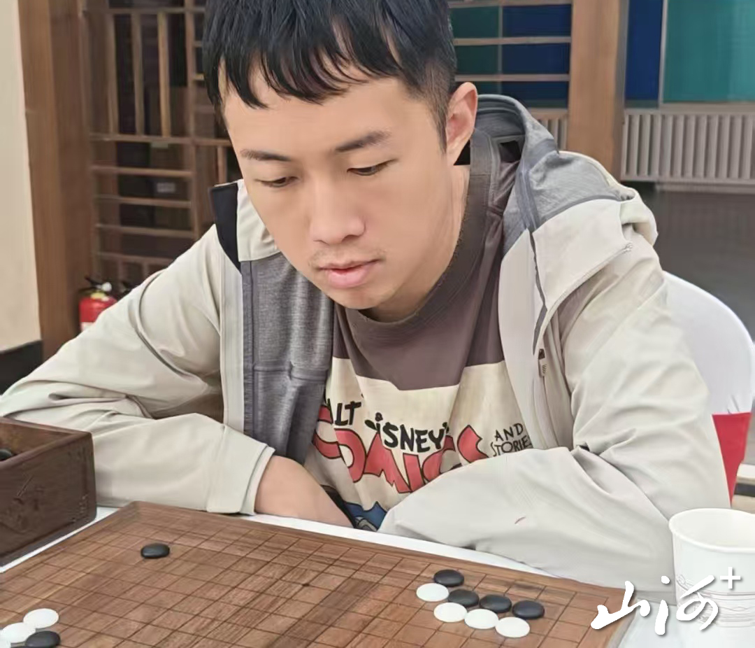 赵望涛正在对弈中 赵望涛正在对弈中