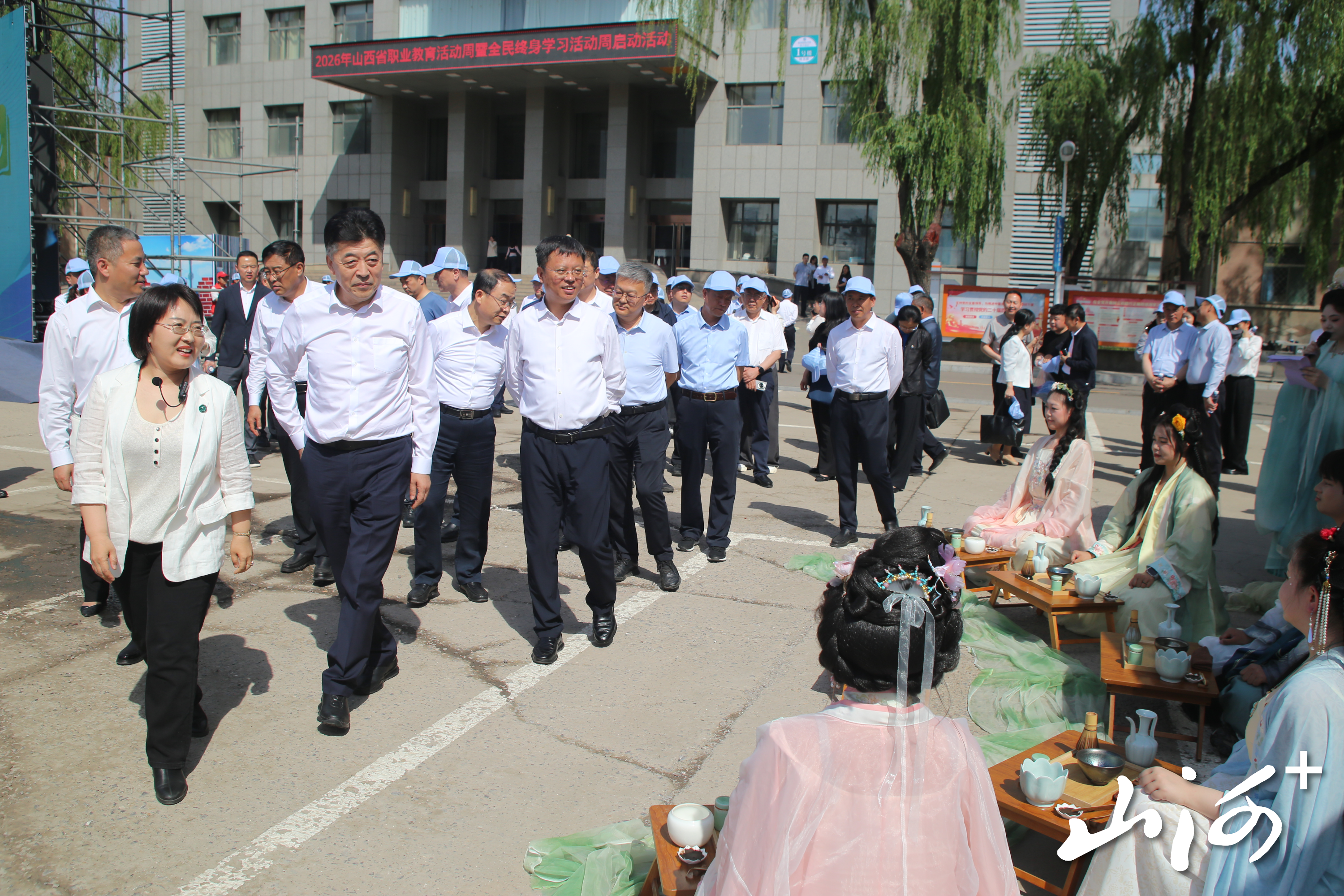 与会领导观摩 (1)