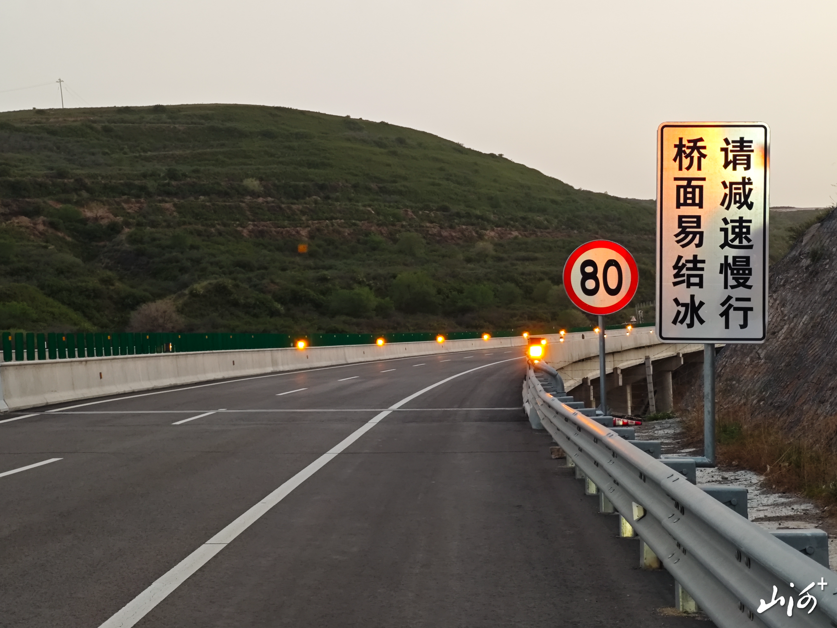 雾区引导防撞系统在朔神高速应用