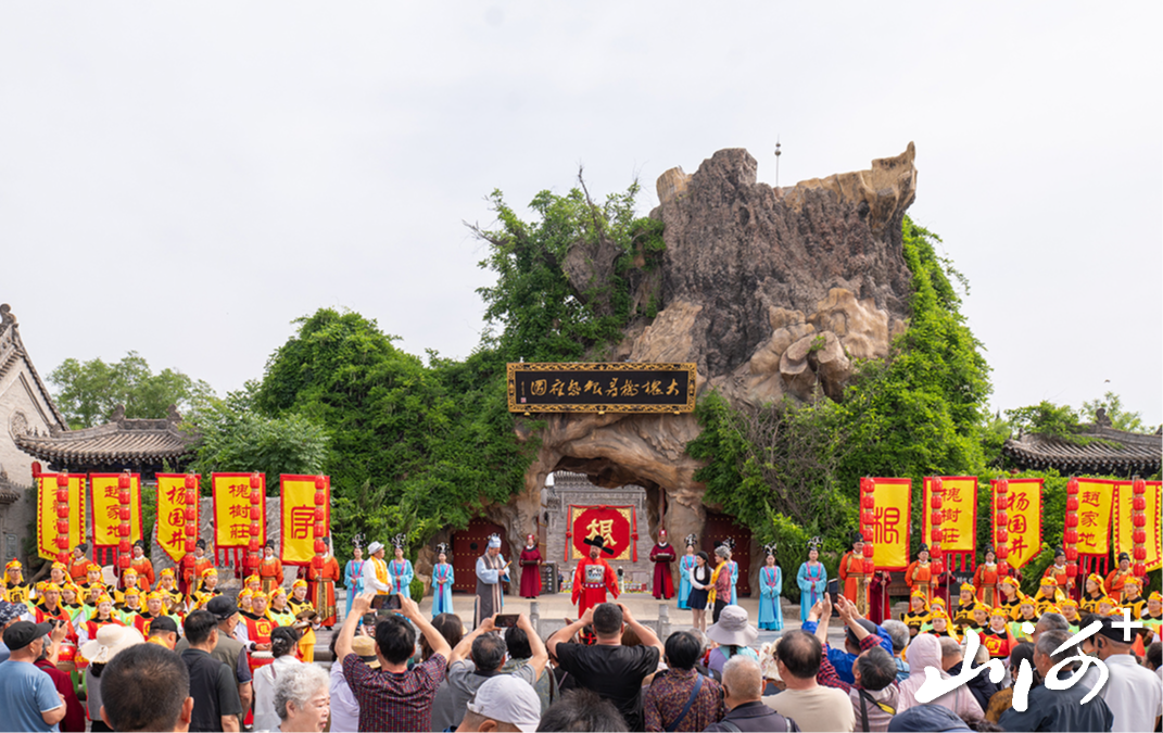 游客观看景区《开门迎亲》演出 游客观看景区《开门迎亲》演出