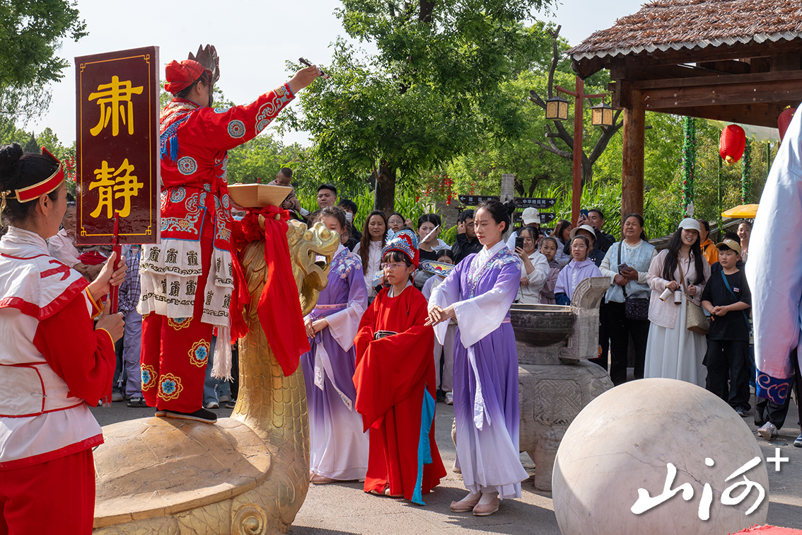 游客参与景区《魁星点斗》互动演出 游客参与景区《魁星点斗》互动演出