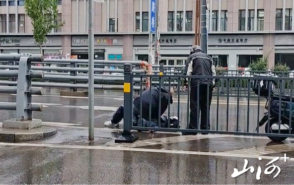 民警王亮雨中跪地救人 (2) 民警王亮雨中跪地救人 (2)