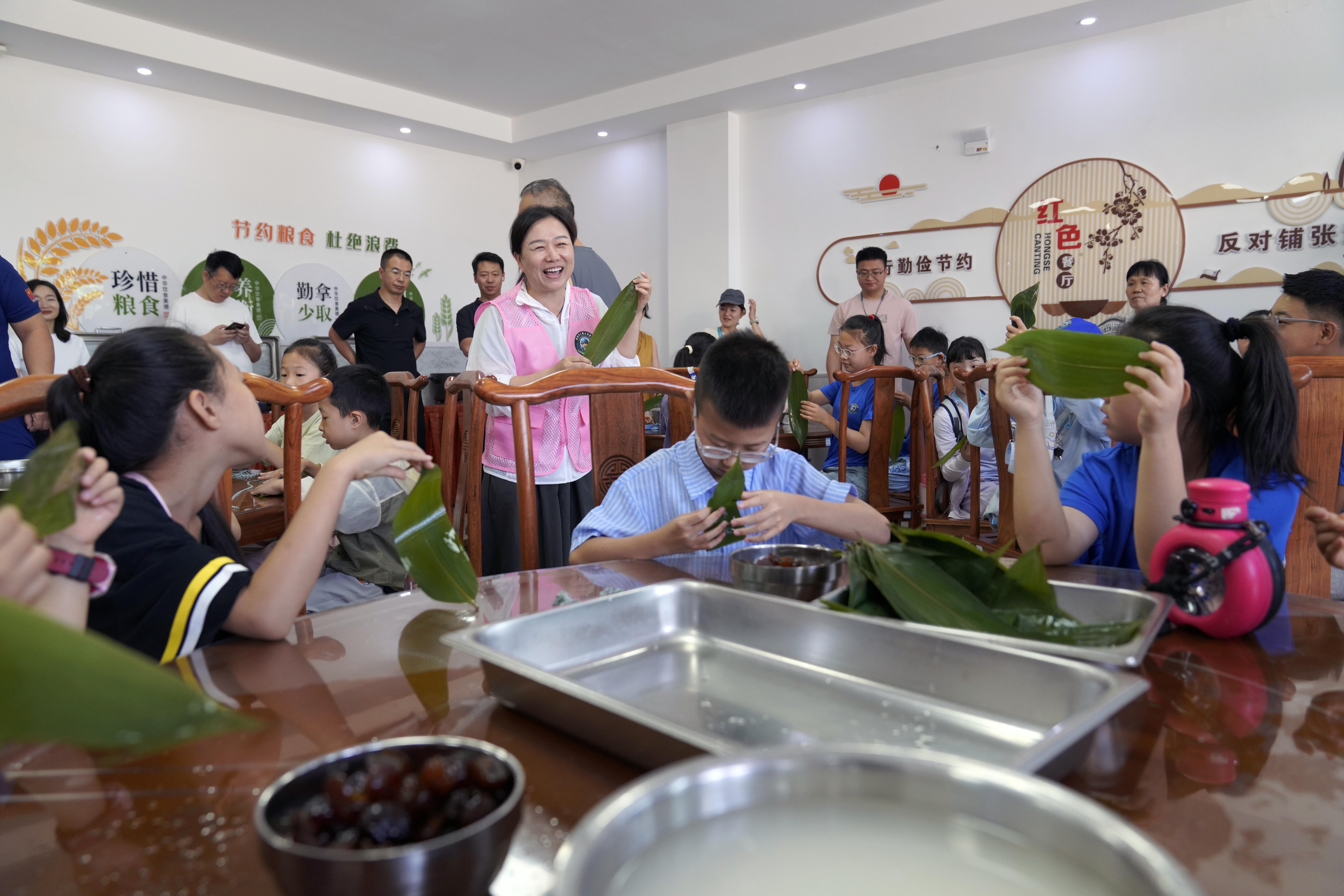 志愿者和孩子们包粽子 (1)