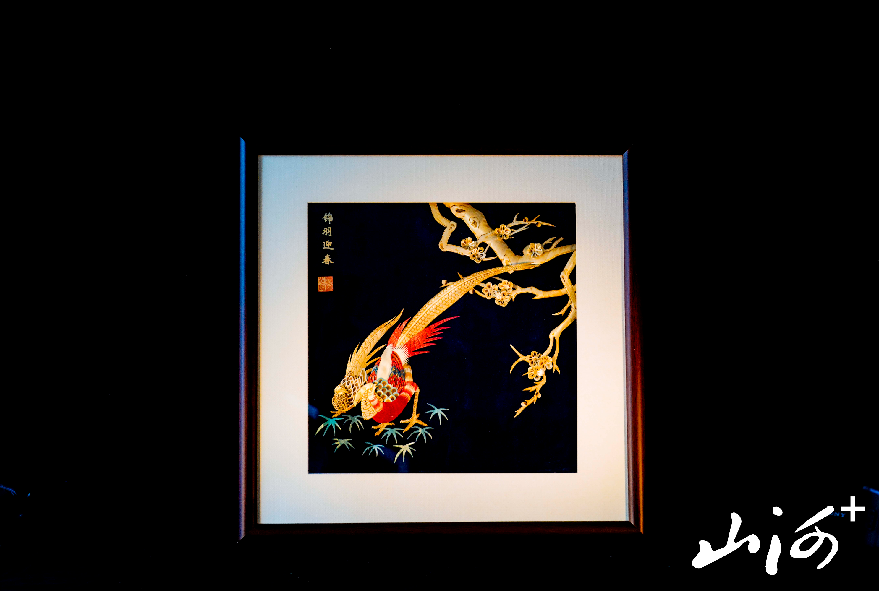 麦杆浮雕画《锦羽迎春》 麦杆浮雕画《锦羽迎春》