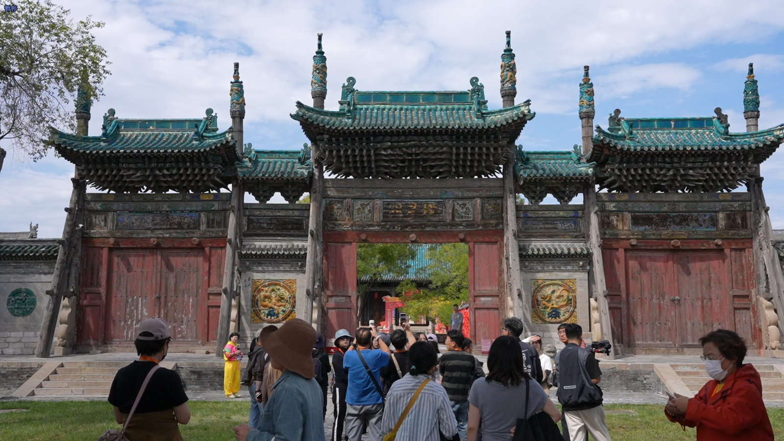 游客在代州古城参观