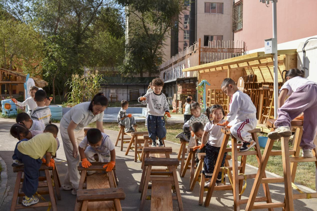 ▲孩子在阜康市晋博幼儿园新园区内玩耍 配图5