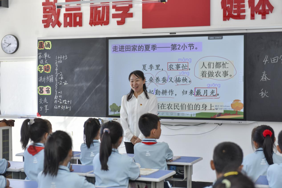 ▲山西援疆教师、晋和小学校长殷改叶给学生上课 配图6
