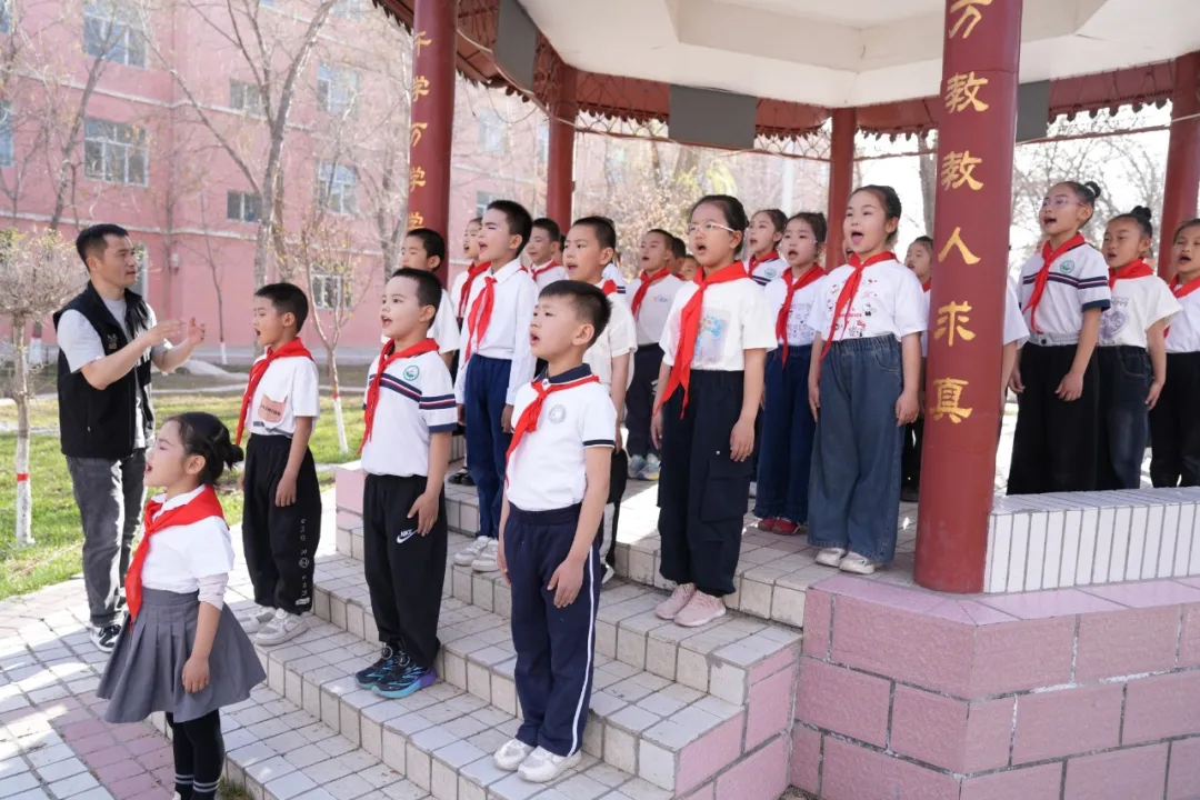 ▲山西援疆干部人才付增芝在新湖农场小学开展戏曲教学活动(杨佳/摄) 配图8