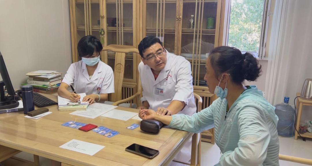 ▲山西援疆医生王超为患者把脉问诊(图片由受访者提供) 配图9