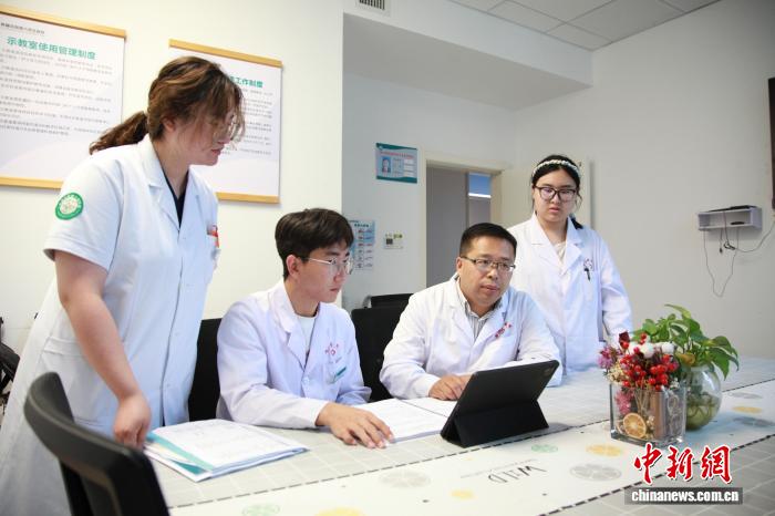 山西省援疆医疗专家在第六师医院开展病例研讨，通过传帮带培育本土医疗人才，提升受援地医护诊疗能力。杜仪 摄