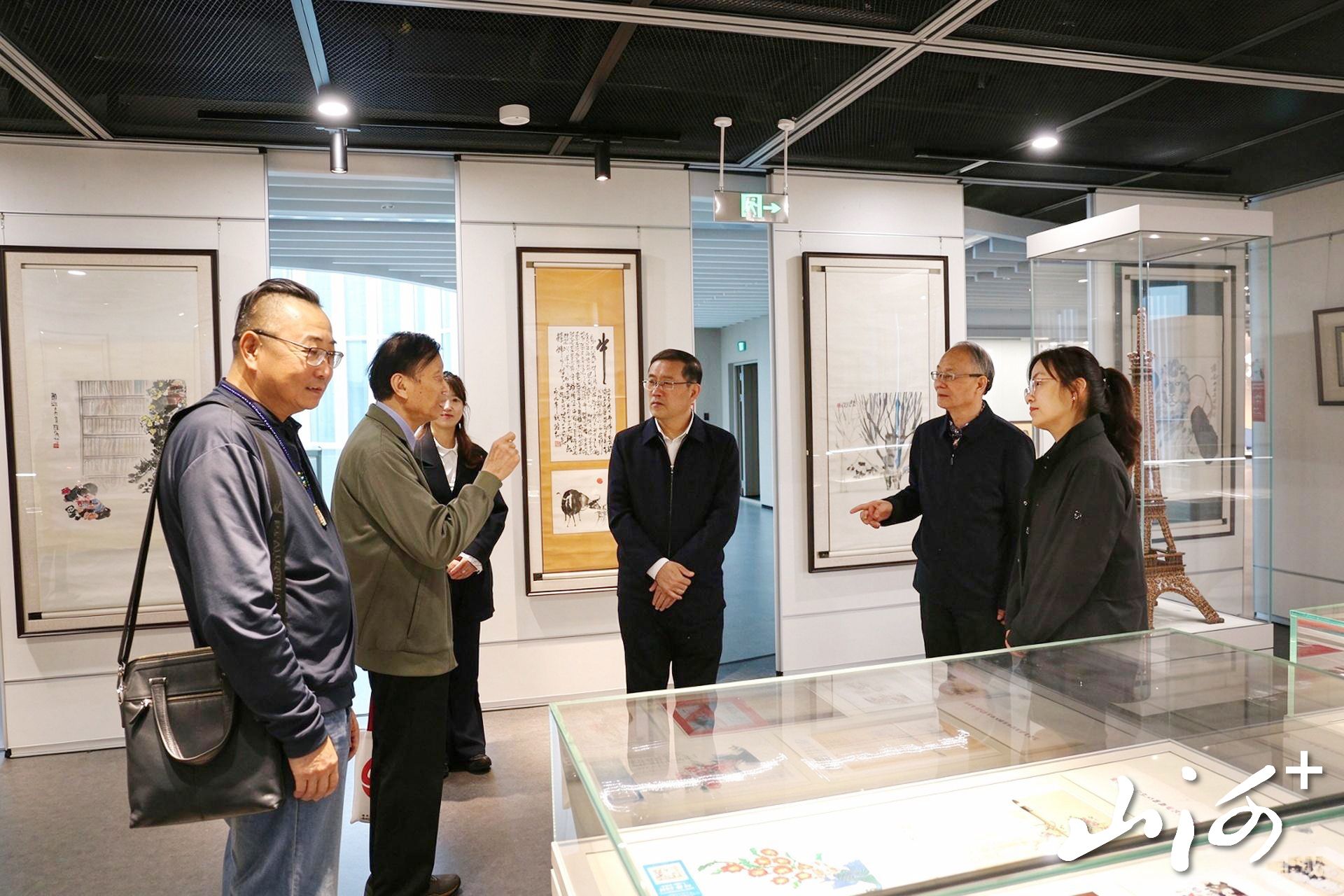 观看展览 (2) 观看展览 (2)