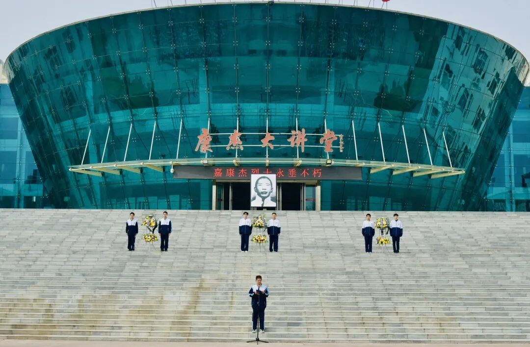 ▲康杰中学学生祭奠嘉康杰烈士 配图6
