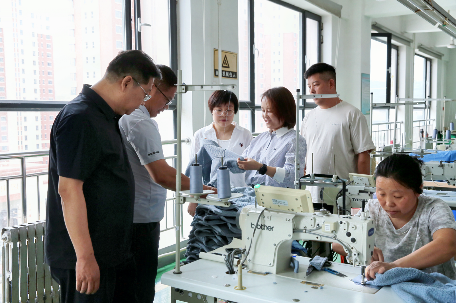 晋城市人社局服务专员在山西景柏服饰股份有限公司开展入企服务。 赵丽丽 摄
