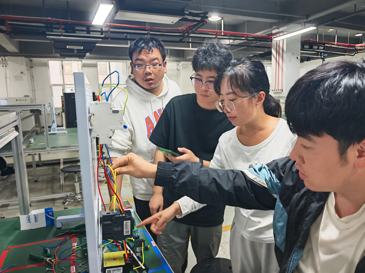电工(电力拖动)技能提升培训班实训现场。李琦 摄
