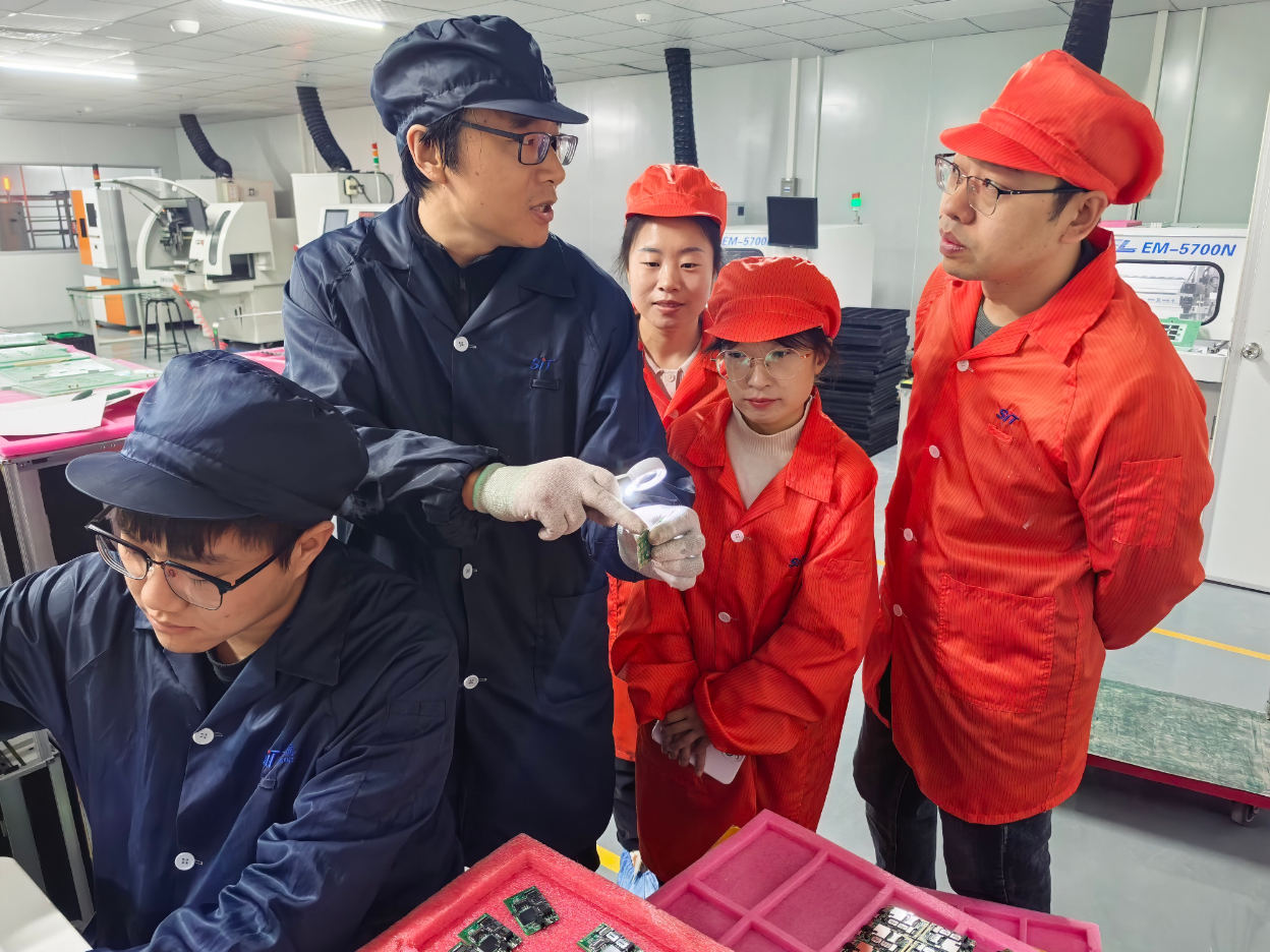 在山西英特丽电子科技有限公司,晋城技师学院教师与公司员工交流企业产品生产工艺。王夏威 摄
